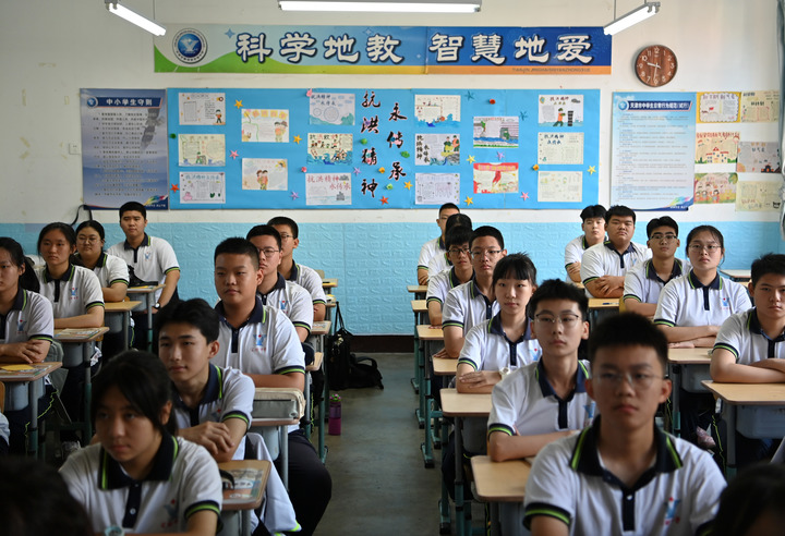 2023年9月1日，天津市静海区实验中学学生迎来开学第一课。新华社记者 李然 摄